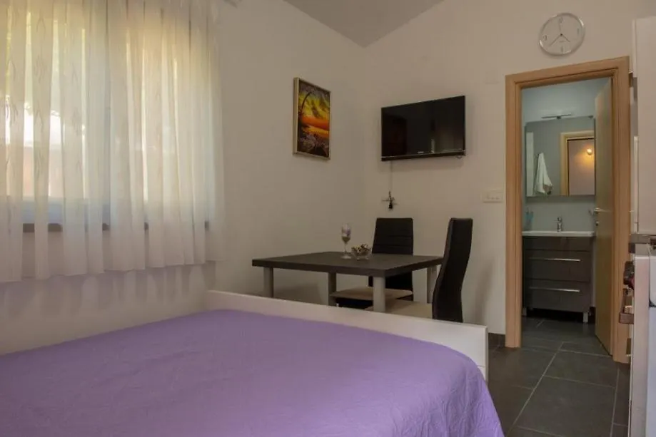 Studio Apartman ויר דירה