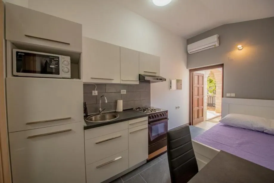 Studio Apartman ויר 0*,